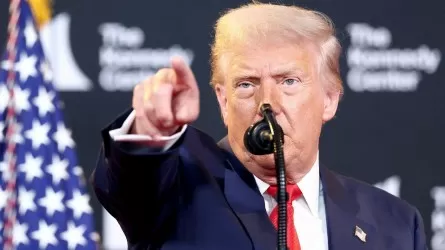 Трамп Путин мен Зеленскийді бір үстел басына отырғызғысы келеді  