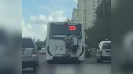 Автобустың артқы бөлігіне мініп алған жасөспірімдер елорданы аралаған