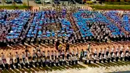 Елордада 5 мыңға жуық оқушы Абайдың «Желсіз түнде жарық ай» әнін бірге орындады