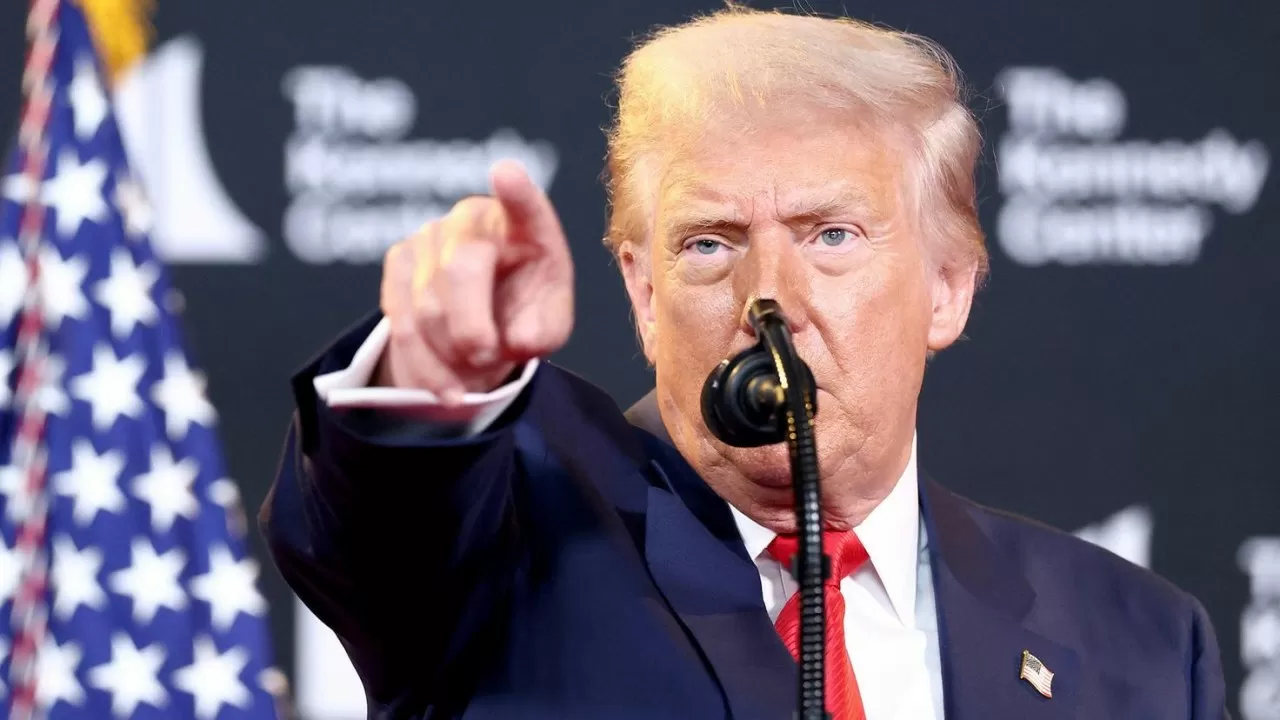Трамп Путин мен Зеленскийді бір үстел басына отырғызғысы келеді  