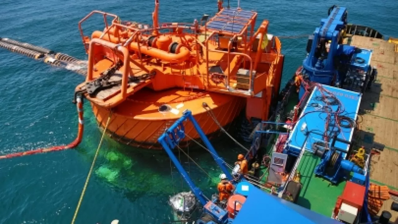 Нефть вылилась в море на морском терминале КТК в Новороссийске