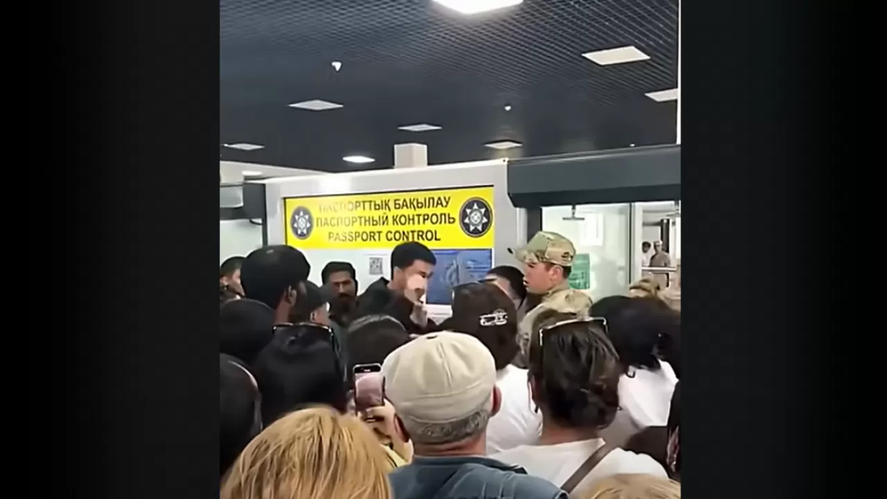 Драка и давка на границе Казахстана и Кыргызстана попала на видео 
