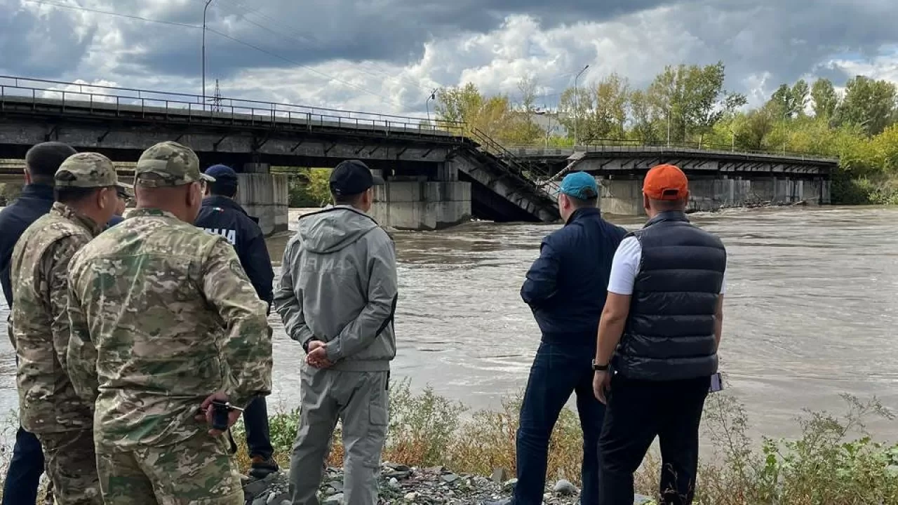 Мост частично обрушился в Усть-Каменогорске 