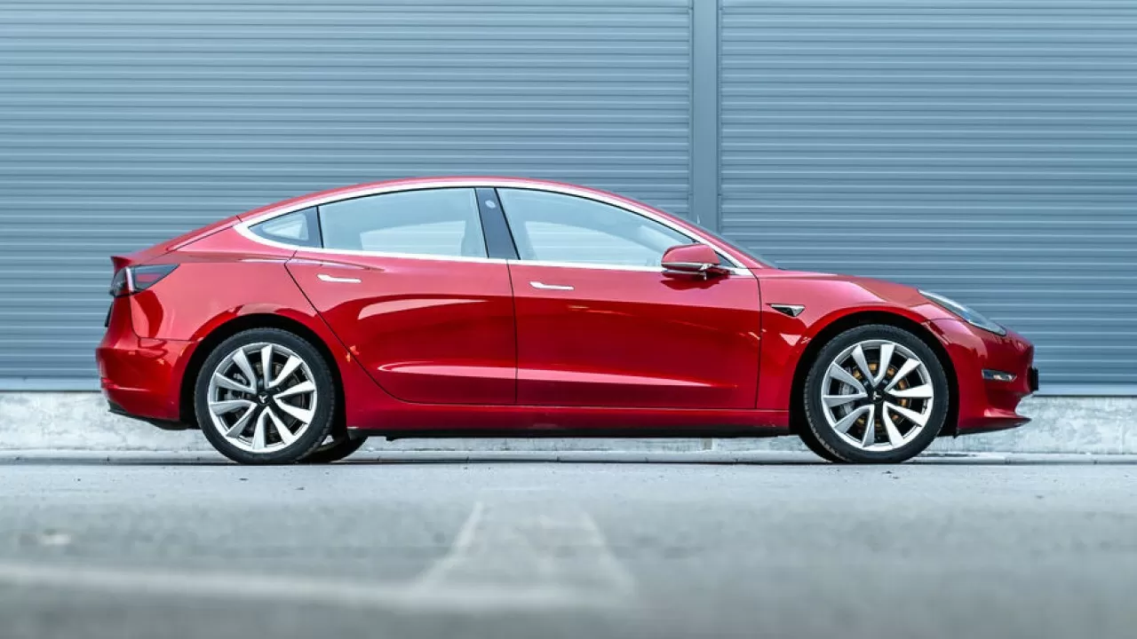Робот ударил рабочего на заводе Tesla