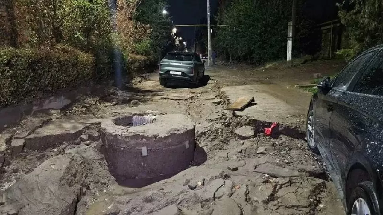 Алматыда жаңбырдан кейін 13 көлік көшедегі ойыққа түсіп кеткен