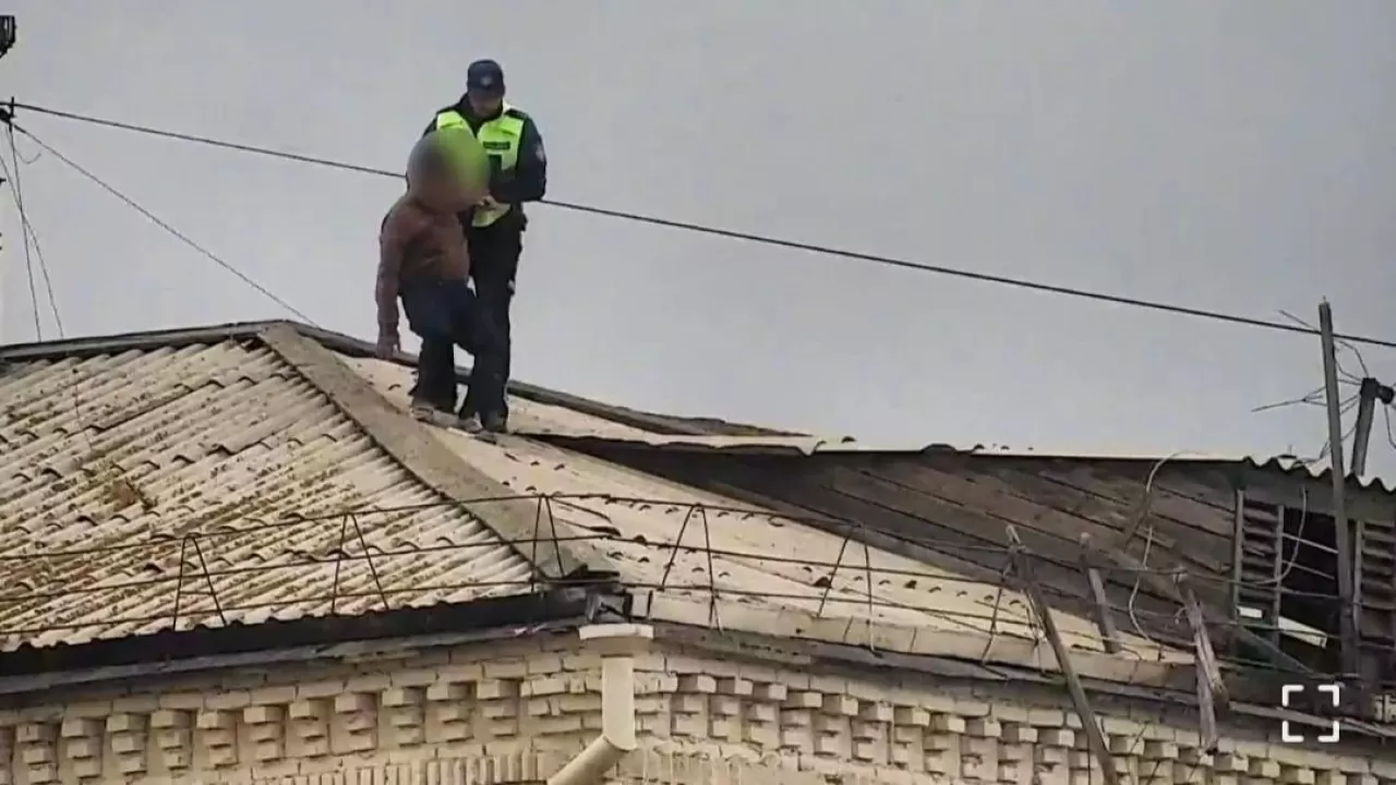 Көкшетауда кілтін жоғалтқан мас адам үйіне шатыр арқылы кірмек болған