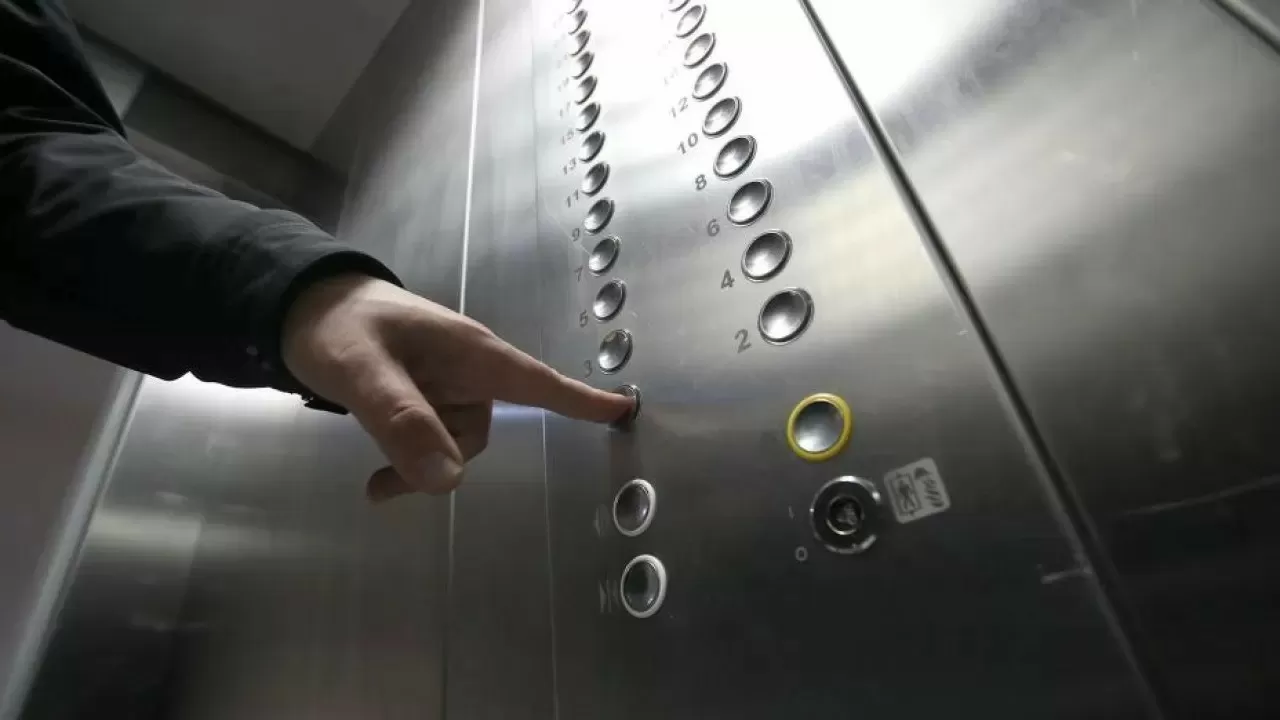  Пятеро взрослых и младенец среди ночи застряли в лифте в Уральске