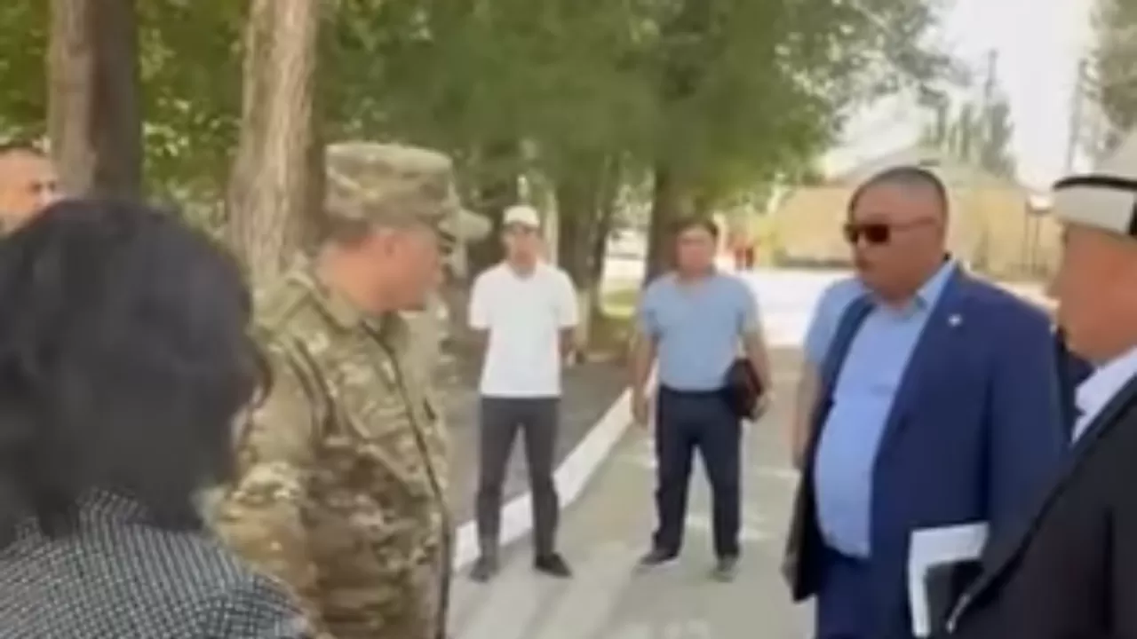 Қырғыз Ұлттық қауіпсіздік комитетінің басшысы қызметкерінің телефонын алып, лақтырып жіберді