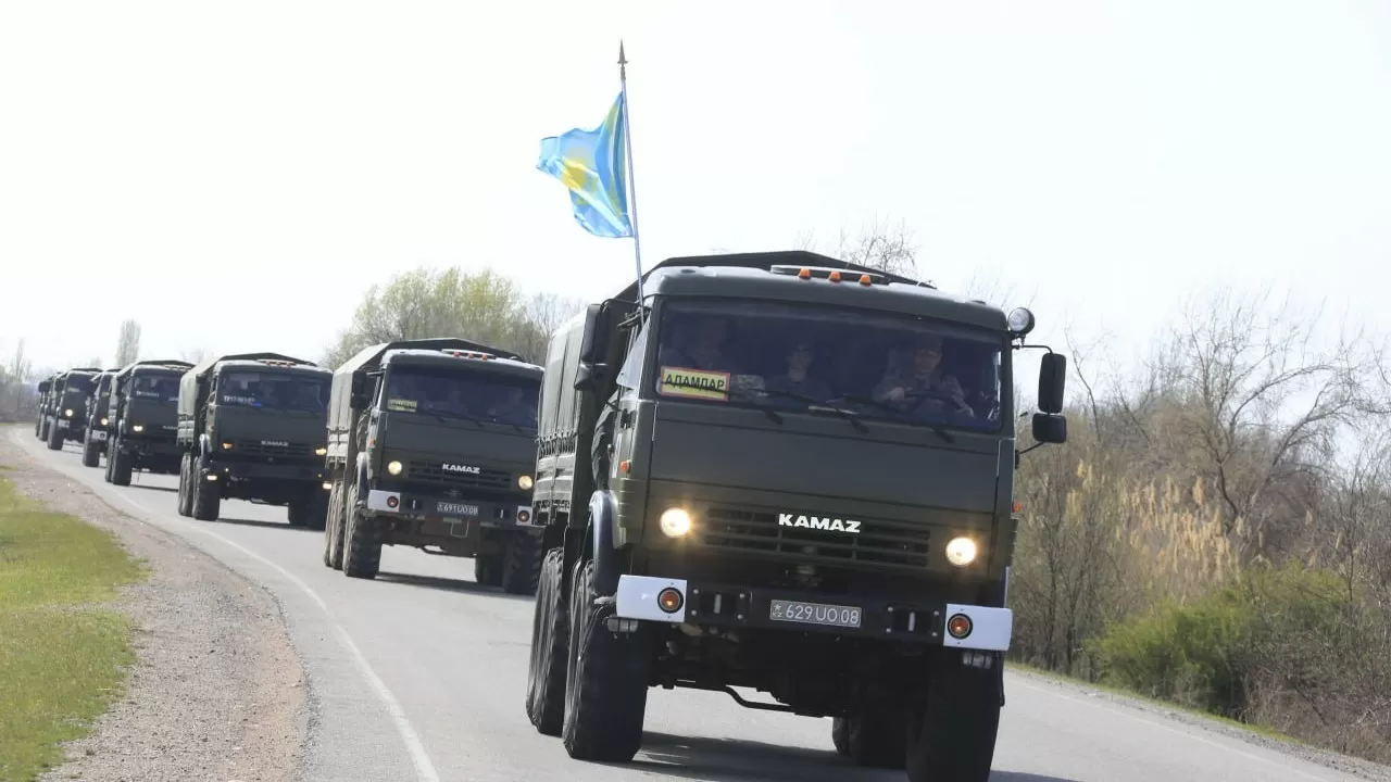 Казахстанцев может напугать военная техника на дорогах