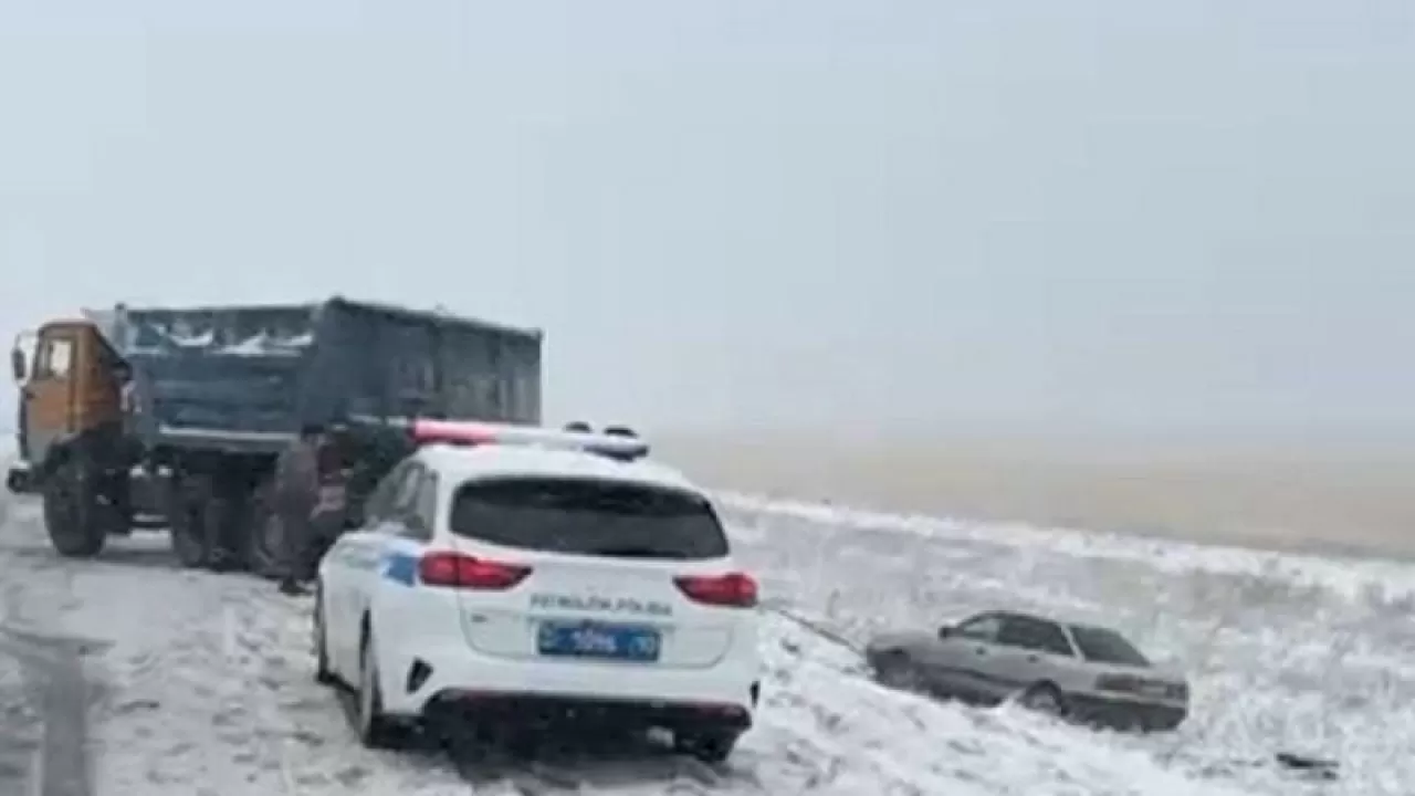 Қостанай облысында қар жауып, 9 автокөлік жол жиегіне шықты