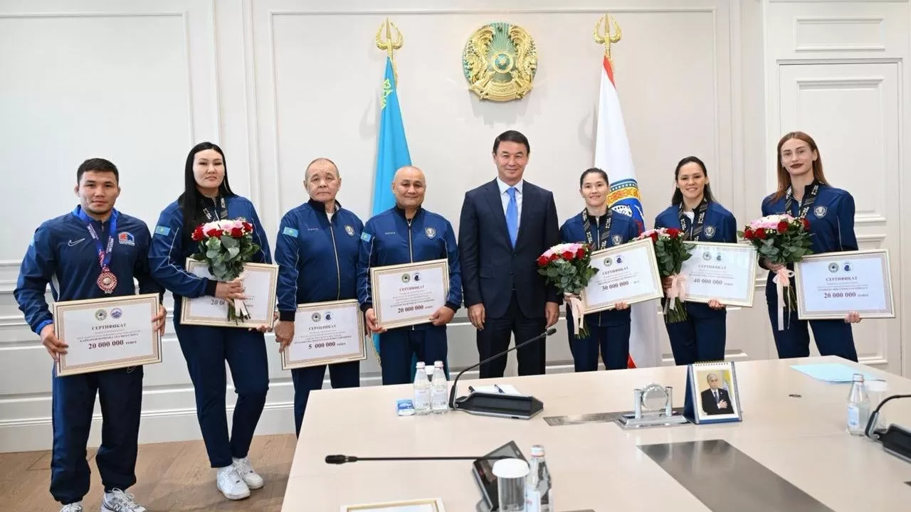 Алматыда чемпиондарға қаржылай сертификаттар табыс етілді
