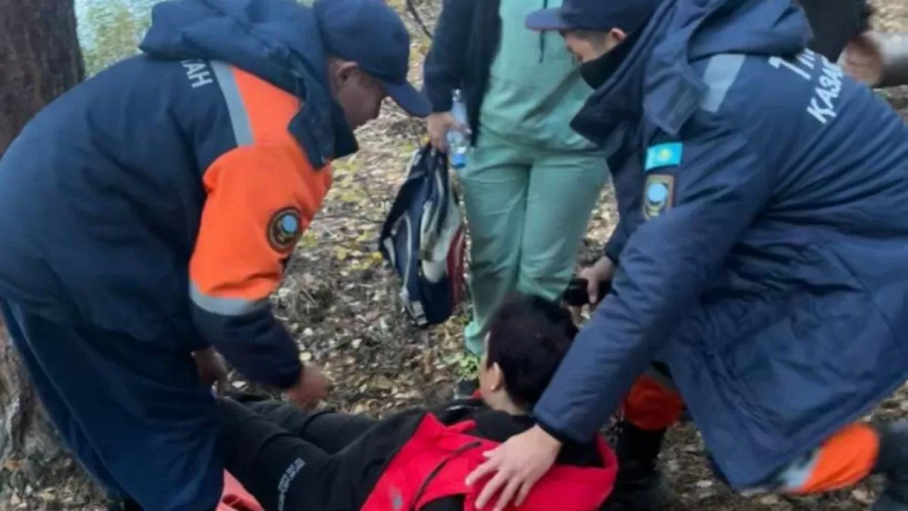 Туристка сломала ногу в горах Карагандинской области и не смогла спуститься 