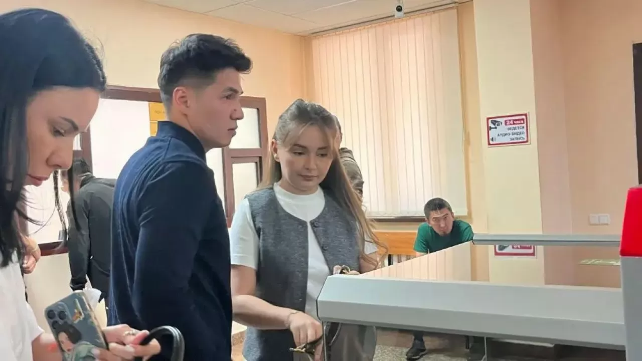 Блогер Жанабыловтарға қатысты сот отырысы өтіп жатыр