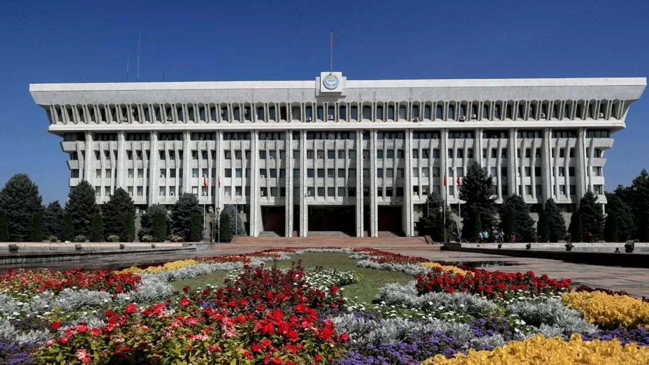 Сбор подписей за самороспуск парламента начали депутаты Кыргызстана 