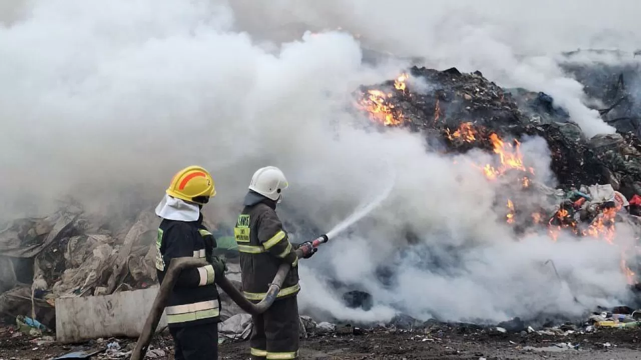 В Алматинской области все еще тушат пожар на полигоне ТБО 