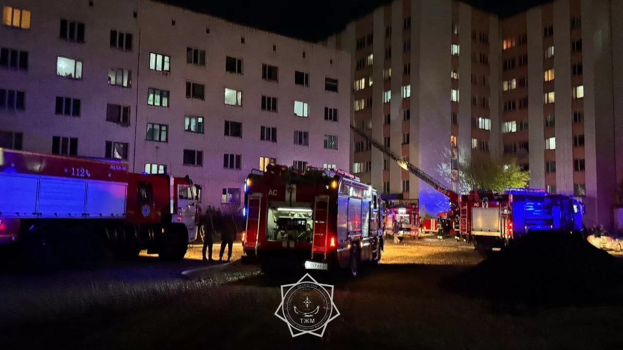 8 детей и 20 взрослых оказались заложниками пожара в жилом доме в Кокшетау