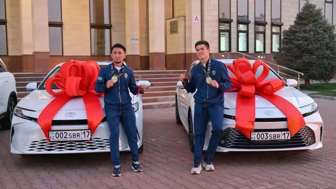 Боксшы Сабырхандар отбасы бір күнде 3 көліктің иесі болды