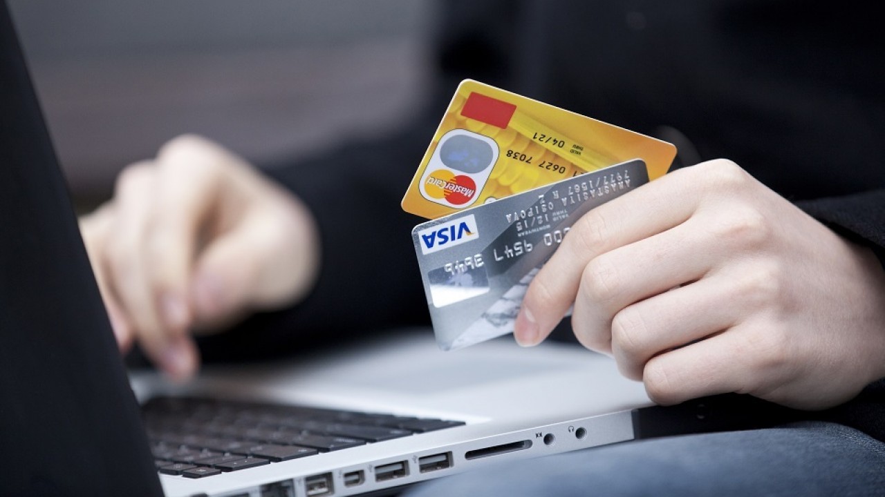 Орыс сексуалды киімде, мини юбкада және нейлондарда Қалыңдықты қайын атасы сиқытып жатыр (порно)