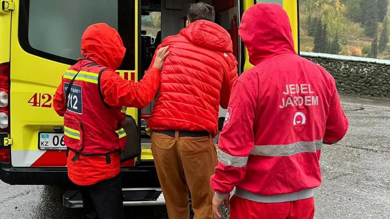 Мәншүк Мәметова көлі маңында жас жігіт тауда құлап жараланды