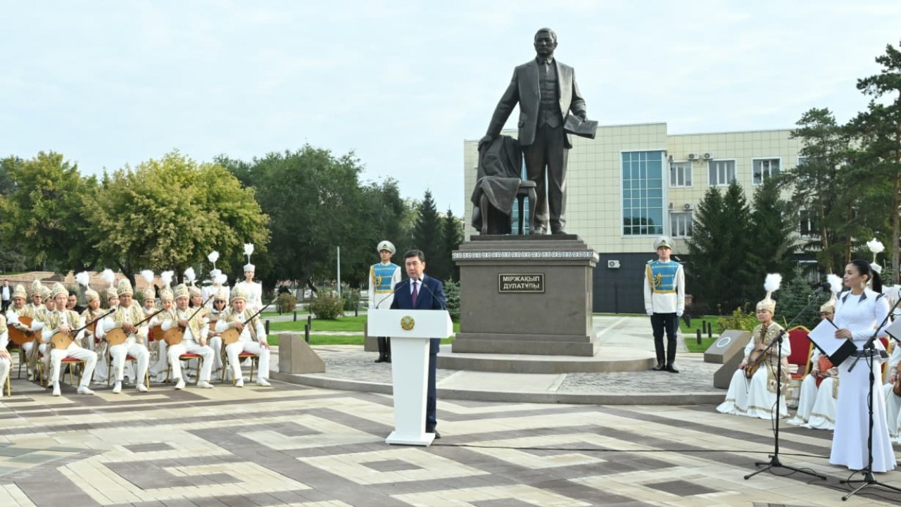 Жағажайдағы үлкен сиськи порно