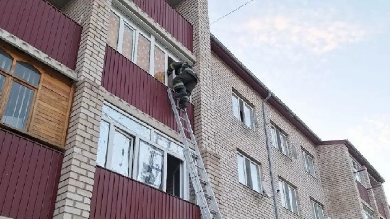 Спасатели вернули матери трехлетнего малыша в Сатпаеве 