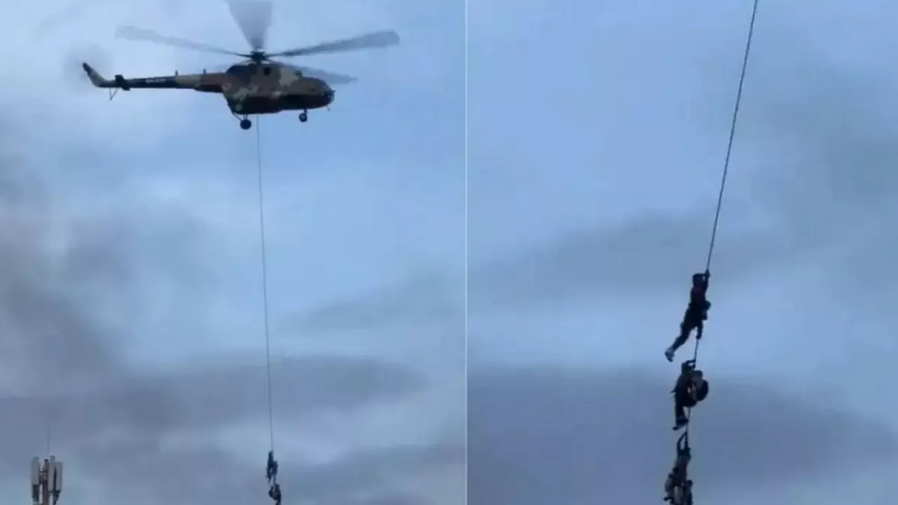 Непалдың министрлері тікұшақпен эвакуациялануға мәжбүр болды