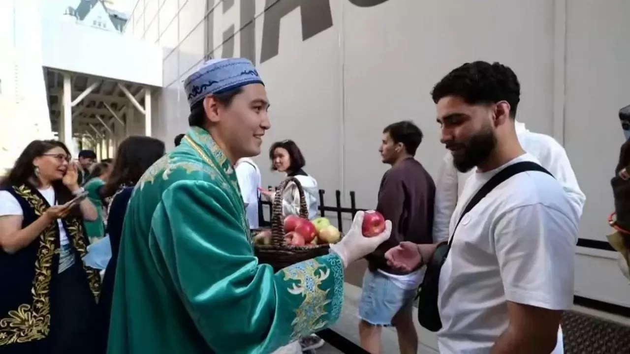 Apple и "Алма": Казахстан провёл креативную акцию в "Большом яблоке"