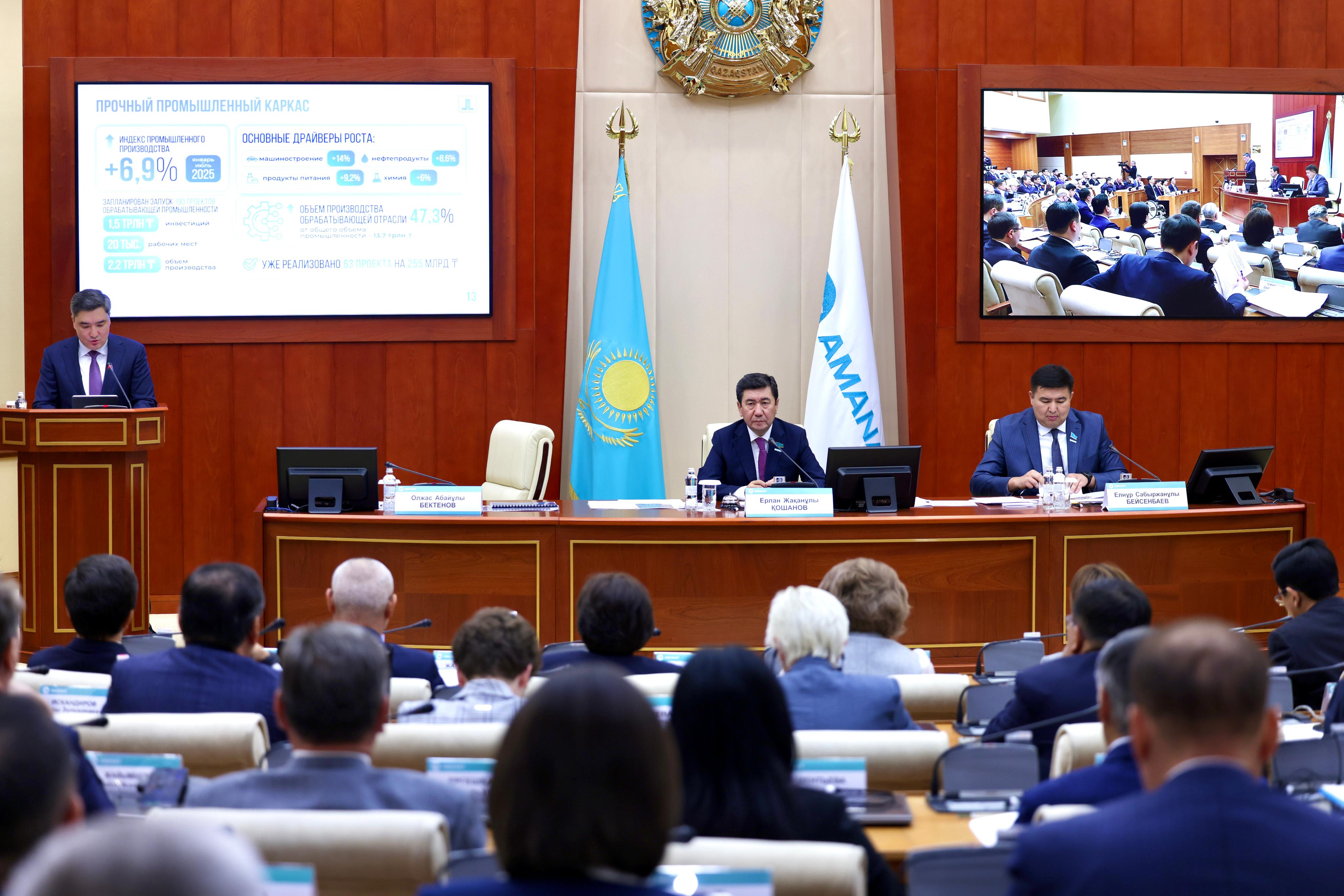"AMANAT" партиясы фракциясы Президент Жолдауларының орындалуы туралы Премьер-Министрдің ақпаратын тыңдады