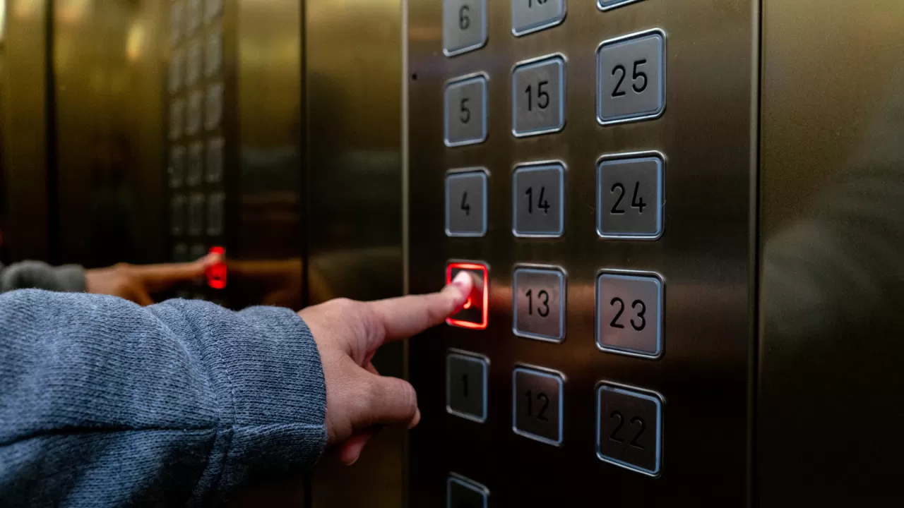 Оралда бір топ адам мен нәресте түн ортасында лифтте қалып қойған