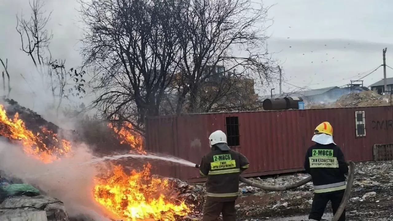 Полигон горит в Алматинской области: жителей просят не выходить на улицу 