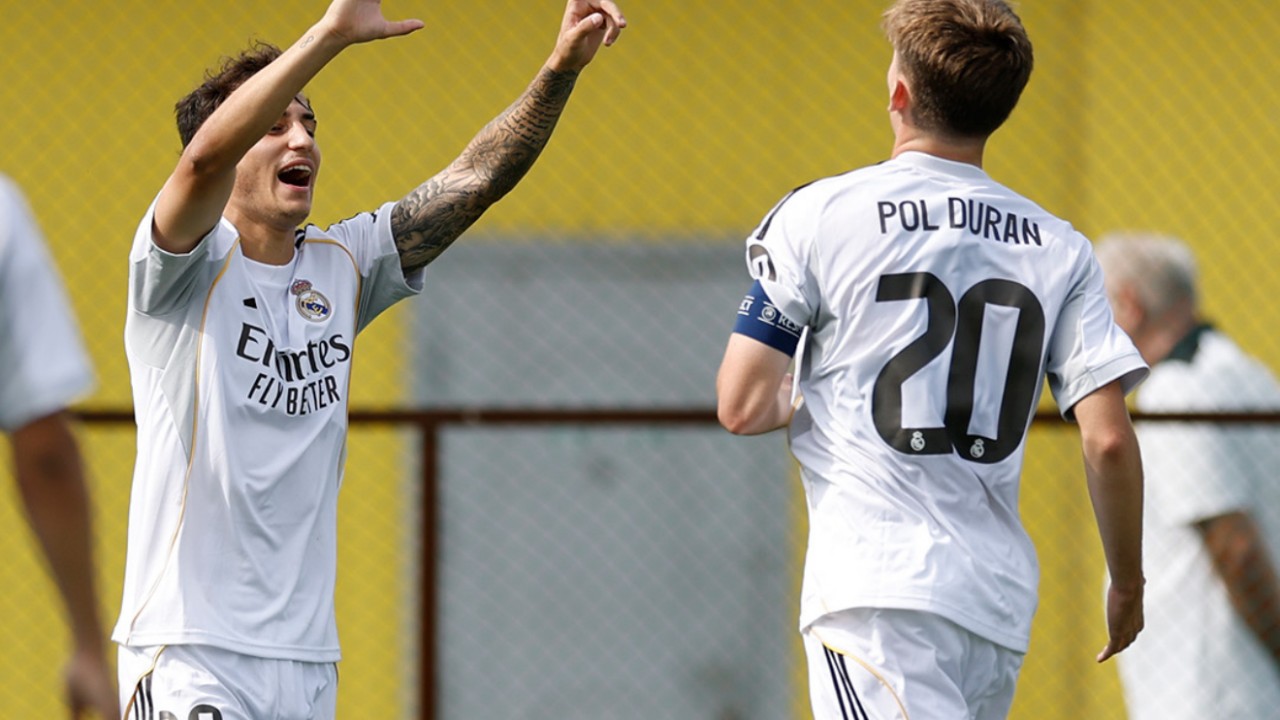 Трусикидегі әдемі писькилері бар сексуалды қыздар