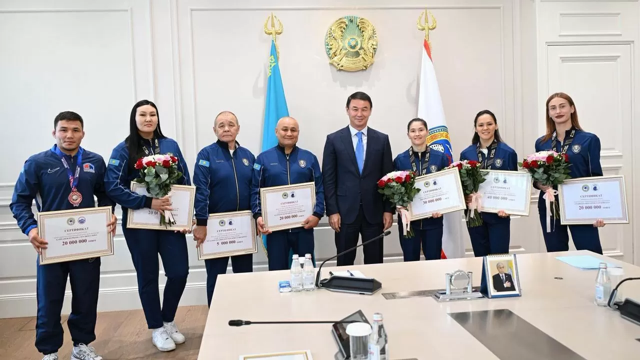 Алматыда бокстан Ливерпульде өткен әлем чемпионатының жүлдегерлерін марапаттады