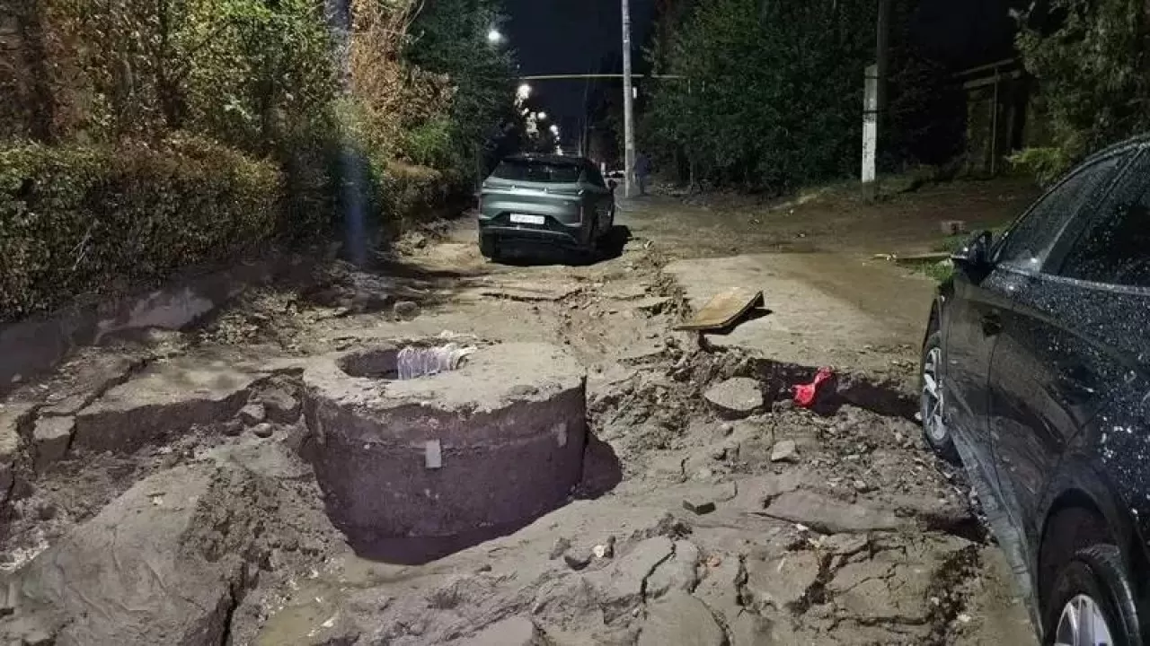Алматыда жаңбырдан ойылып кеткен жолдарды жөндейтін компаниялардың жұмысы тексеріліп жатыр