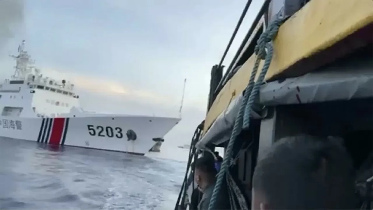 Береговая охрана Китая обстреляла из водомета филиппинские корабли 