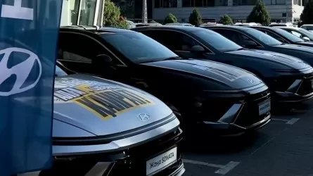 Тұрсын Алагөзов «Қайрат» ойыншыларына сыйға тартуы мүмкін көліктерін көрсетті