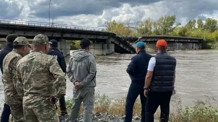 Мост частично обрушился в Усть-Каменогорске 