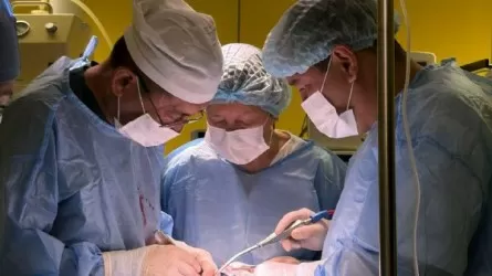 Алматыда дәрігерлер науқастың төменгі жақ сүйегін эндопротезбен алмастырды