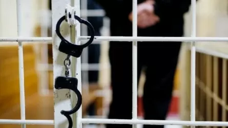 Ұлытау облыстық прокуратура ғимаратының қақпасын сындырған тұрғын қамалды