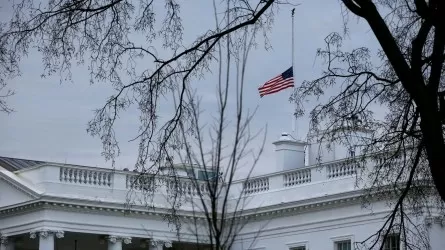 Дональд Трамп АҚШ-тағы барлық туды бір сәтте төмен түсіруге бұйрық берді