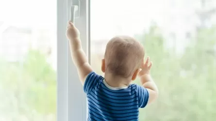 Петропавлда 3 жасар бала бесінші қабаттан құлап кетті