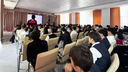 В Алматы проходят занятия по финансовой безопасности для школьников 