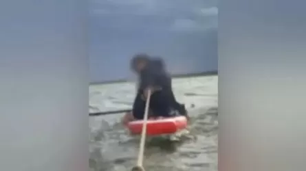 Тобыл өзенінде 2 адам мінген қайықты ағыс ағызып әкетті