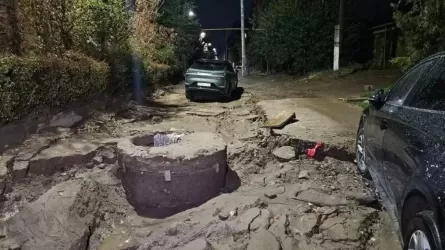 Алматыда жаңбырдан ойылып кеткен жолдарды жөндейтін компаниялардың жұмысы тексеріліп жатыр