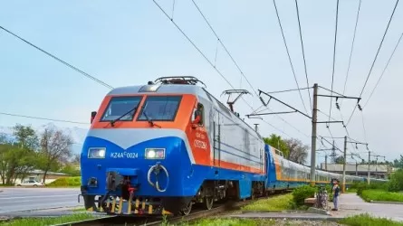 Опоздавшая на поезд казахстанка кинула камень в кабину машиниста