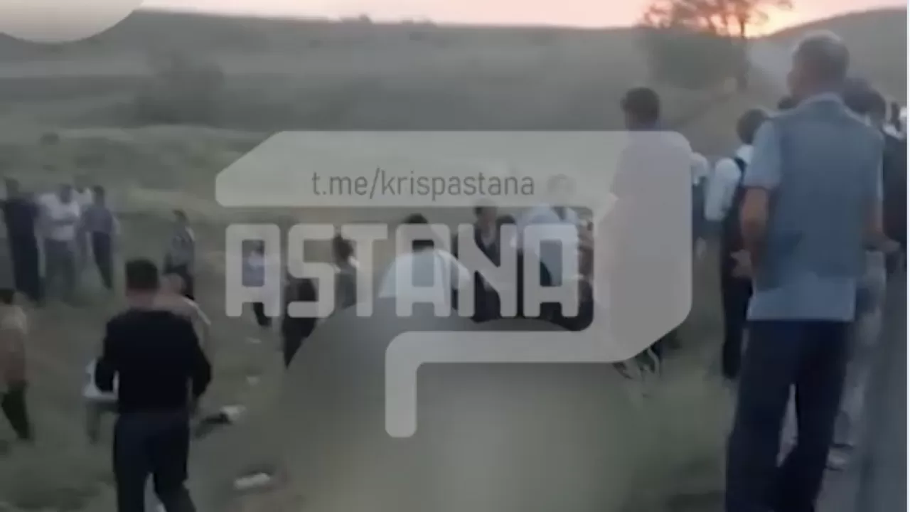 Алматы облысында оқушылар отырған автобус жеңіл көлікпен соқтығысып, 2 адам көз жұмды