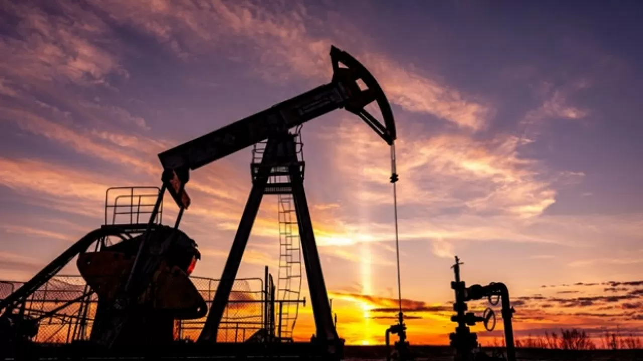 Нефть отступает от семинедельного максимума 