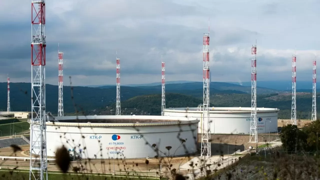 Поставки казахстанской нефти через КТК сократятся вдвое - СМИ