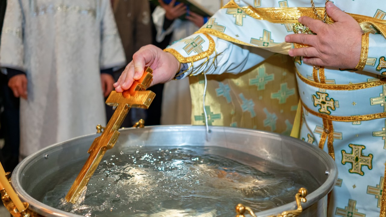 Под контролем экстренных служб: как проходят крещенские купания в Алматы 