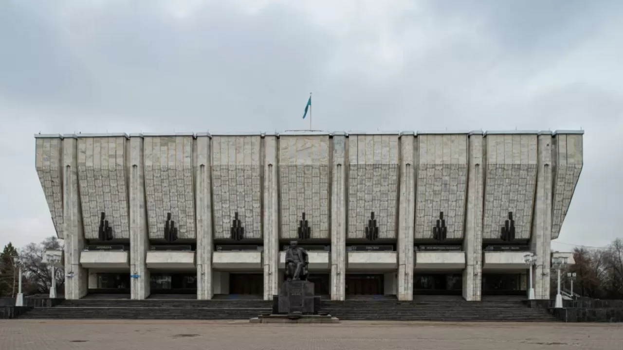 Әуезов театрын қайта жаңғырту жұмыстары тоқтатылған жоқ &ndash; министрлік