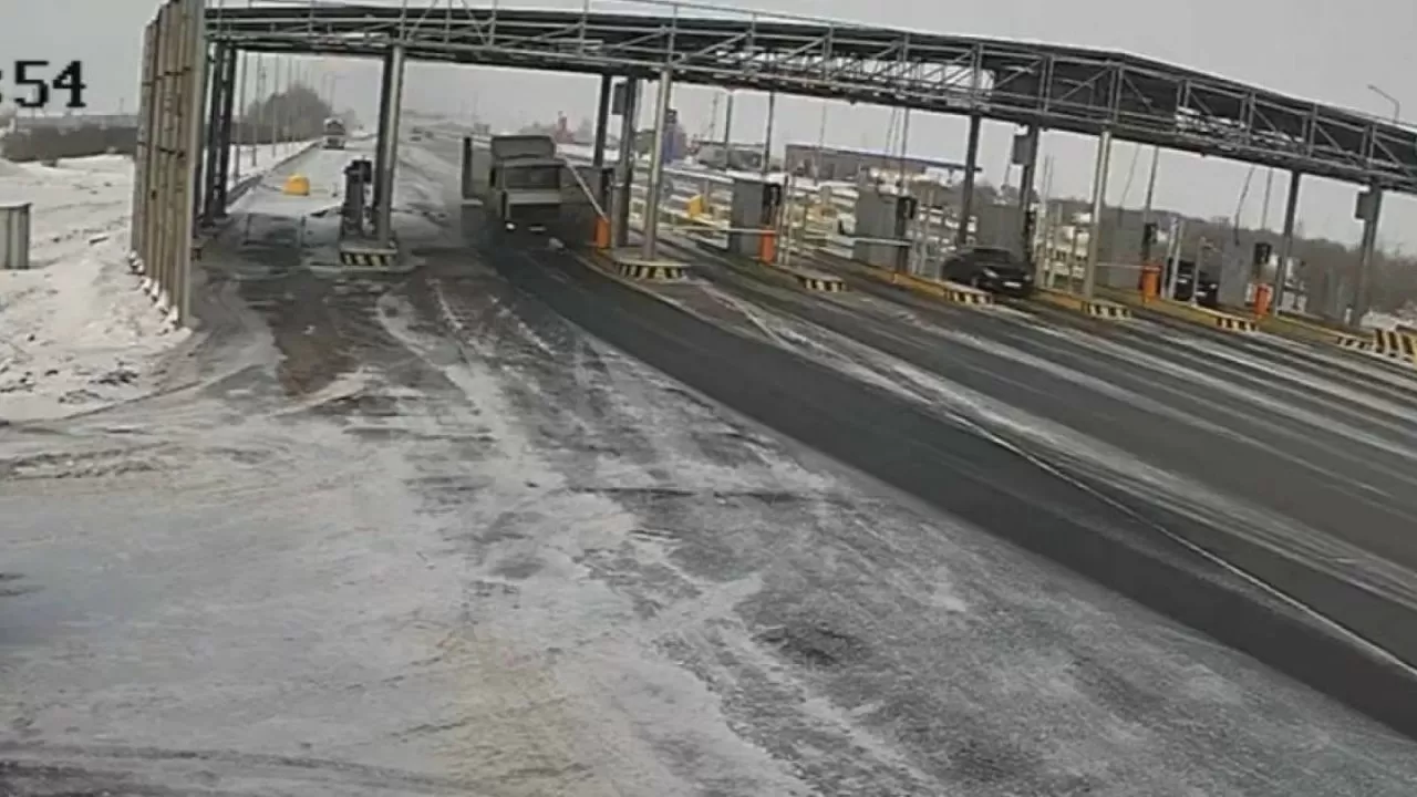 "Астана&ndash;Петропавл" автожолында жүк көлігі төлемақы алу пунктіне соқтығысты